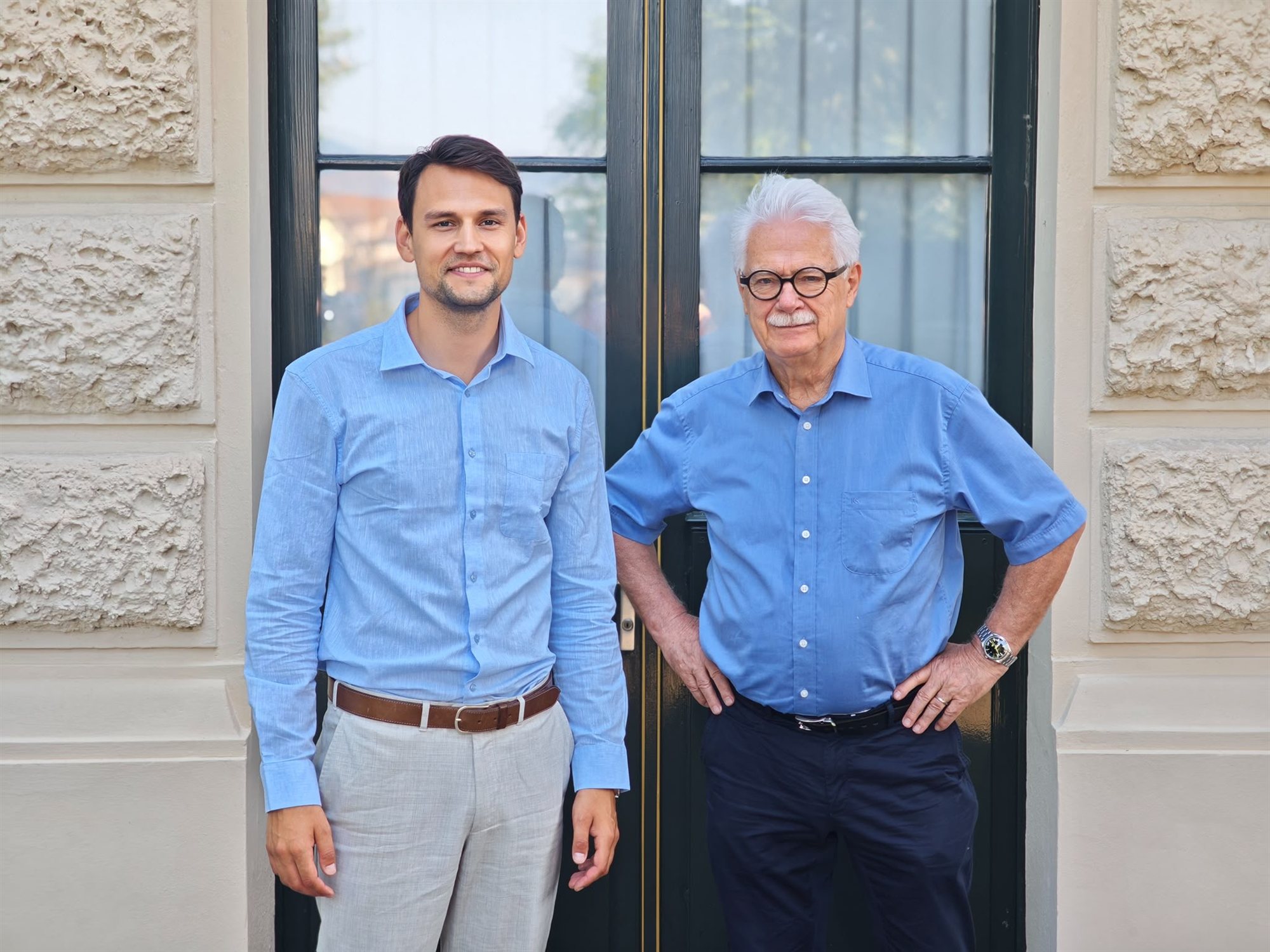 Beat Ernst und Yves Péclard vor dem Eingang der Villa Séquin in Rüti